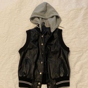 😎3/$12 Faux leather vest, size Small